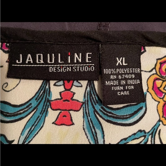 Jaquline Design Studio XL TOP SMALL SPLITS ON THE SIDES AT THE HEM. - Picture 7 of 7